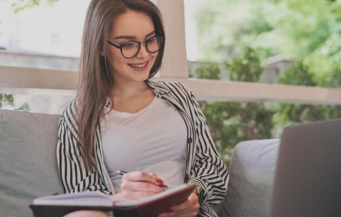Estudante a trabalhar com planos de orçamento empresarial na plataforma oakcleave